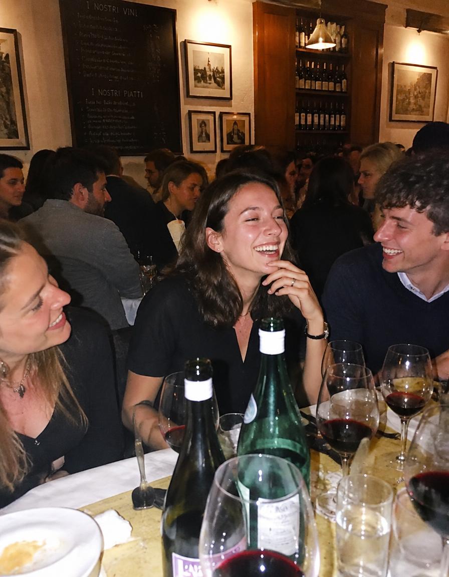 Amici a cena in trattoria